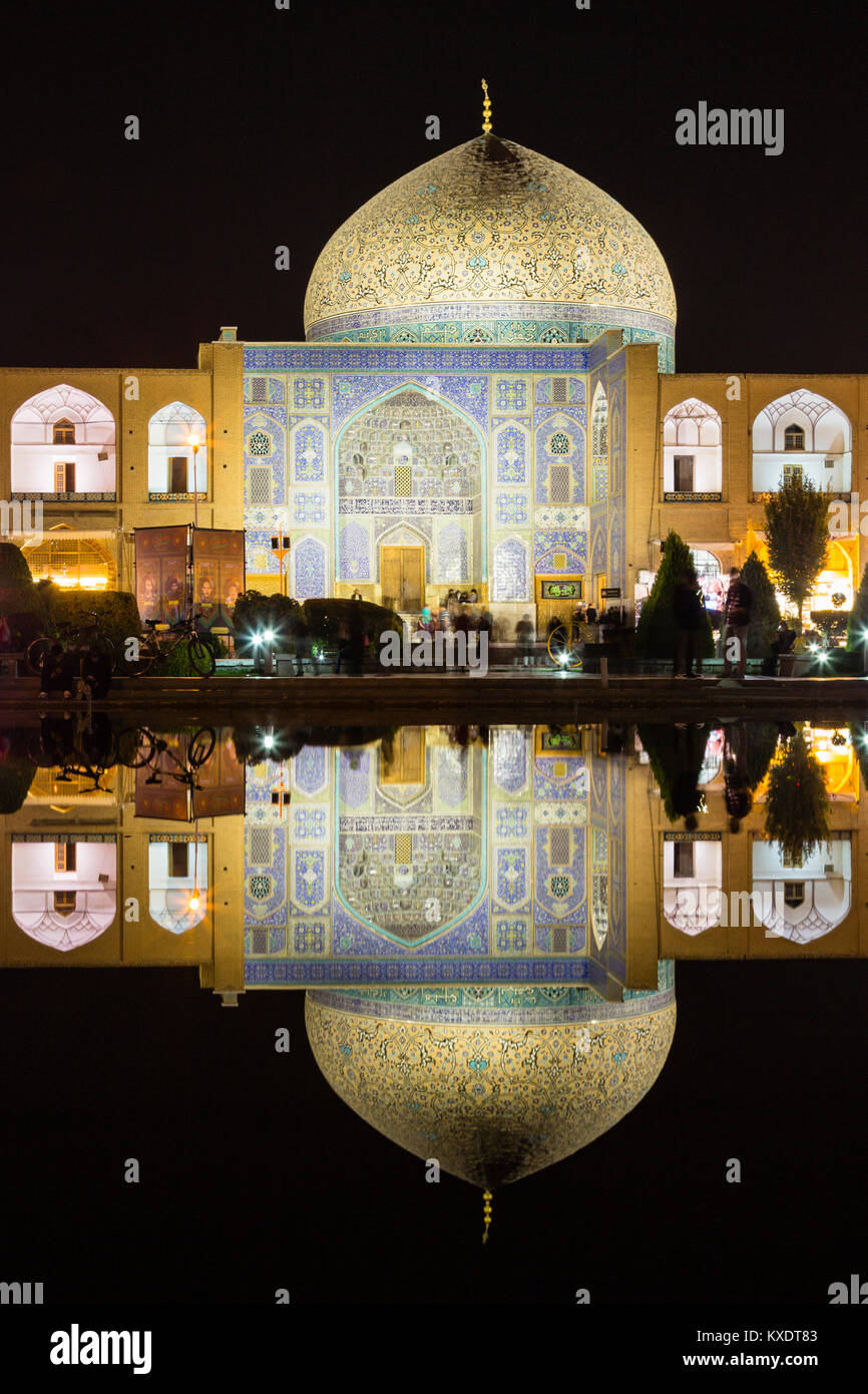 Masjed-e Sheikh Lotfollah or Sheikh Lotfollah Mosque at night, Naqsh-e Jahan or Imam Square, Esfahan, Iran Stock Photo