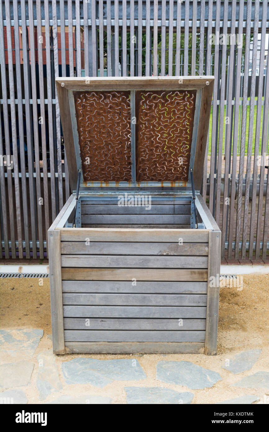 https://c8.alamy.com/comp/KXDTMK/single-wooden-compost-bin-with-the-lid-open-ready-to-accept-composting-KXDTMK.jpg