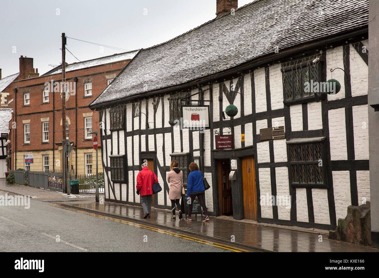 UK, England, Cheshire, Nantwich, Welsh Row, Cheshire Cat Inn, old half timbered former Widows Alms houses in winter Stock Photo