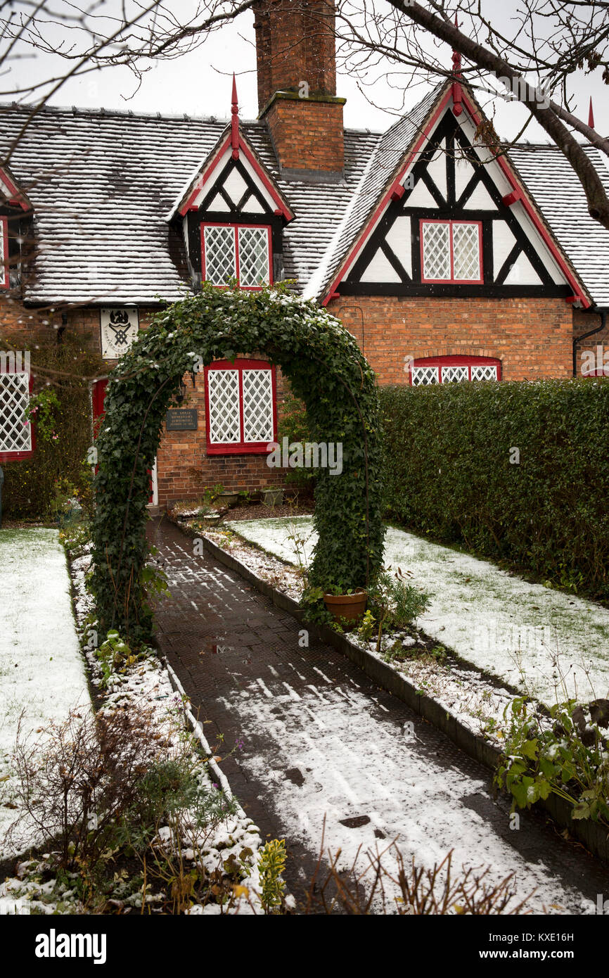 UK, England, Cheshire, Nantwich, Welsh Row, Sir Roger Wilbraham’s (Tollemache’s) Almshouses, garden in snow Stock Photo