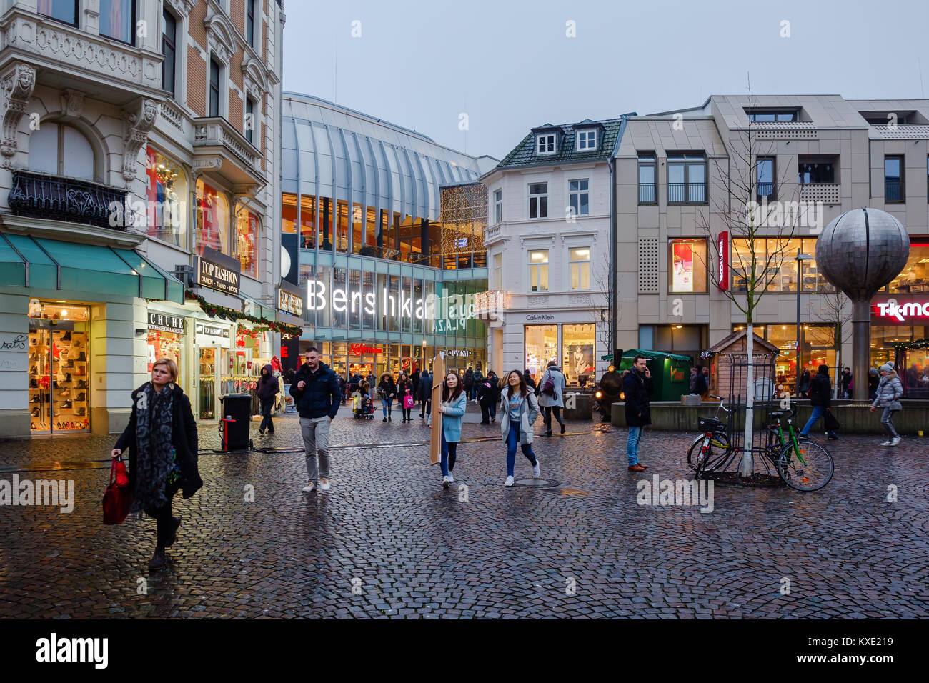 Aachen, Germany - December 21, 2017: Aquis Plaza mall in Aachen with  unidentified people at dusk. Its a modern shopping mall with about 130  retail sho Stock Photo - Alamy
