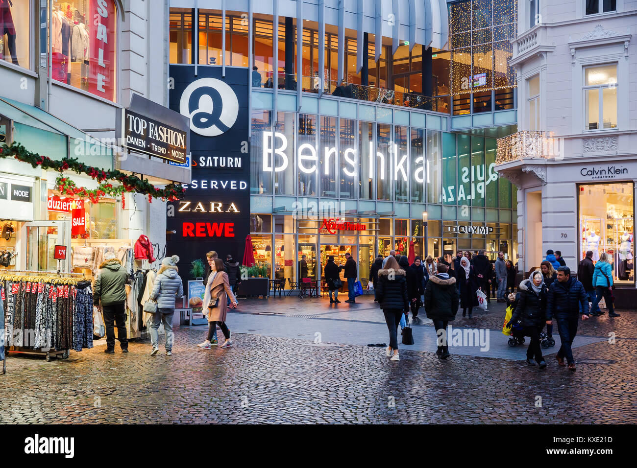 Aachen, Germany - December 21, 2017: Aquis Plaza mall in Aachen with  unidentified people at dusk. Its a modern shopping mall with about 130  retail sho Stock Photo - Alamy