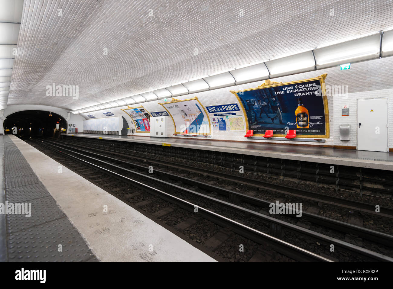 tunnel-of-the-paris-m-tro-or-m-tropolitain-m-tro-de-paris-a-rapid