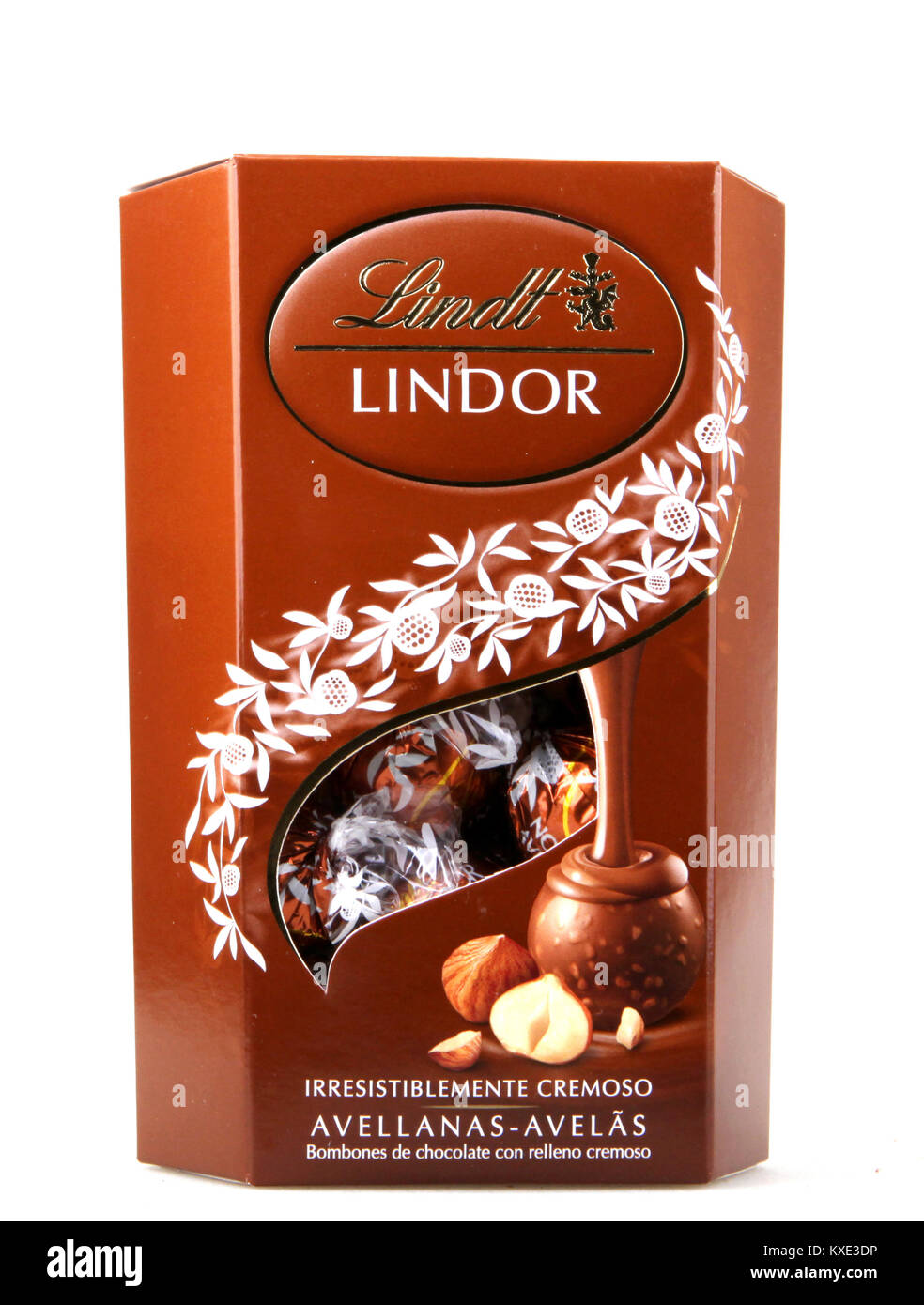 Pomorie, Bulgaria - January 09, 2018: A box of Lindt Lindor chocolate  truffles. Chocoladefabriken Lindt & Sprüngli AG is a Swiss chocolatier and  confe Stock Photo - Alamy