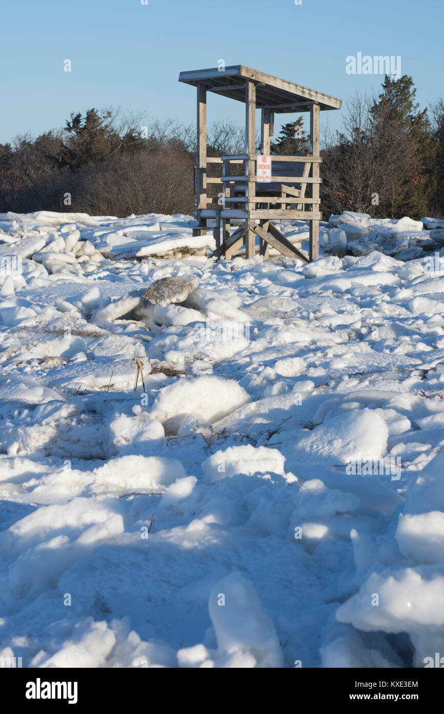 'No lifeguard on duty'.  A lifeguard stand on an iced beach in Yarmouth Port, Massachusetts, Cape Cod, USA (Gray's Beach) Stock Photo