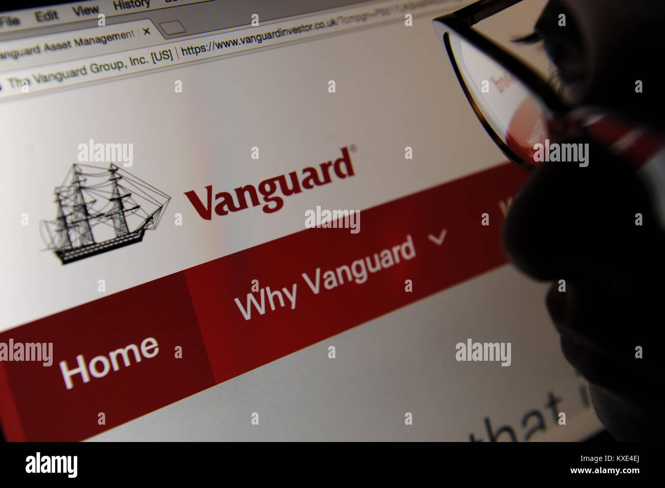 A woman looks at the Vanguard website Stock Photo