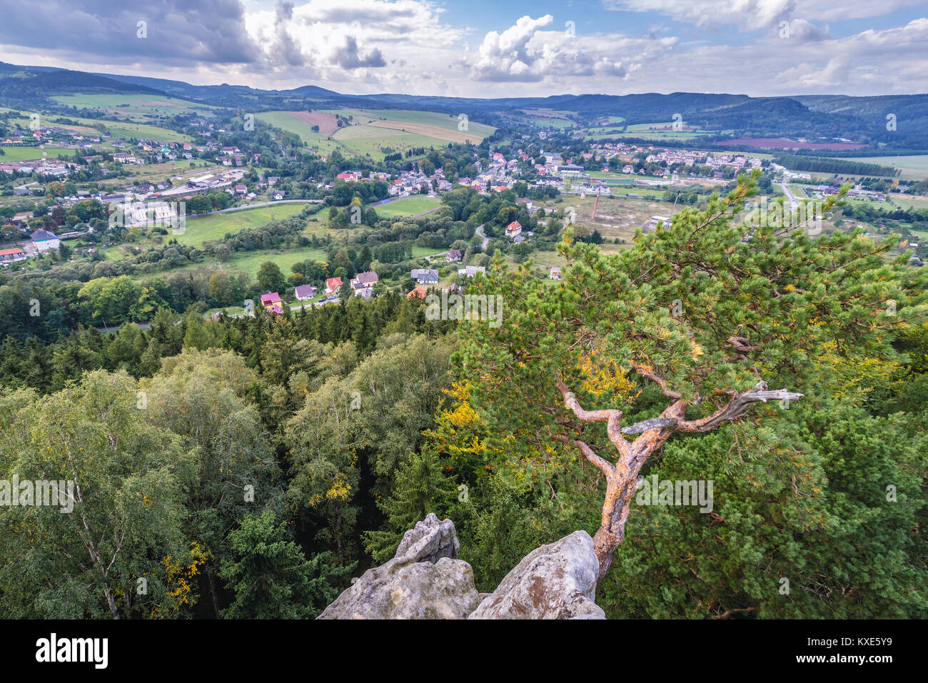 https://c8.alamy.com/comp/KXE5Y9/szczytna-town-in-central-sudetes-mountains-lower-silesian-voivodeship-KXE5Y9.jpg