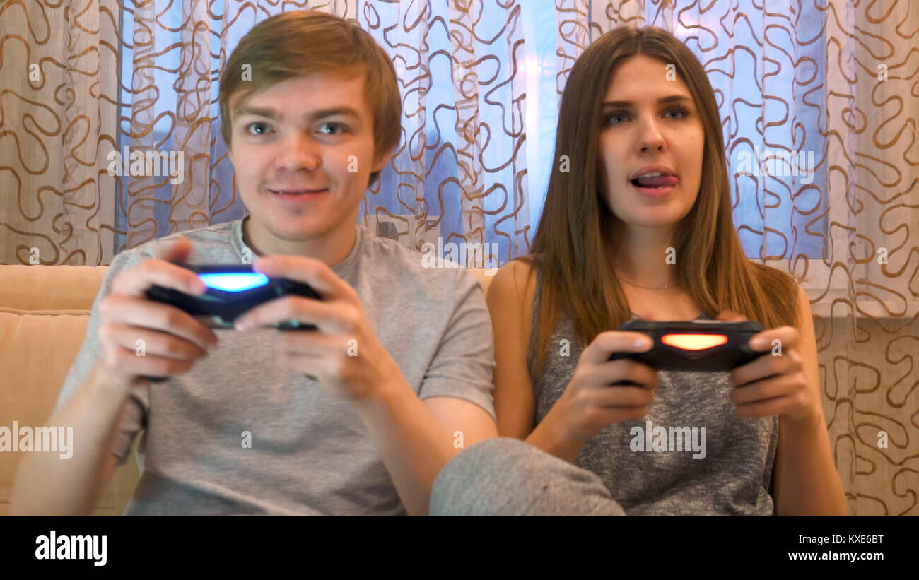 Man playing video games sad woman hi-res stock photography and images ...