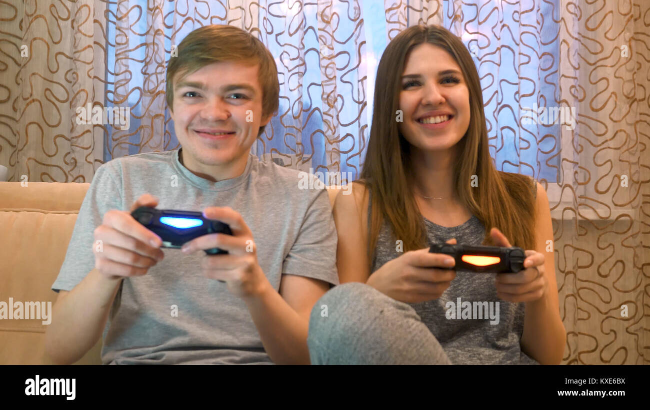 Man playing video games sad woman hi-res stock photography and images ...