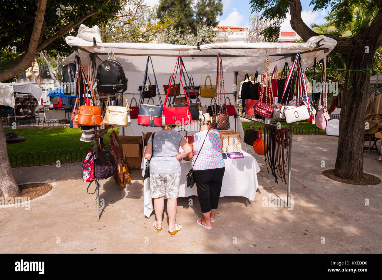 baan Jabeth Wilson Verliefd Fake designer bags for sale at the street market in Mahon , Menorca ,  Balearic Islands , Spain Stock Photo - Alamy