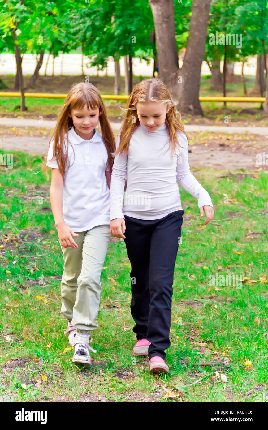 Walking girls hi-res stock photography and images - Alamy