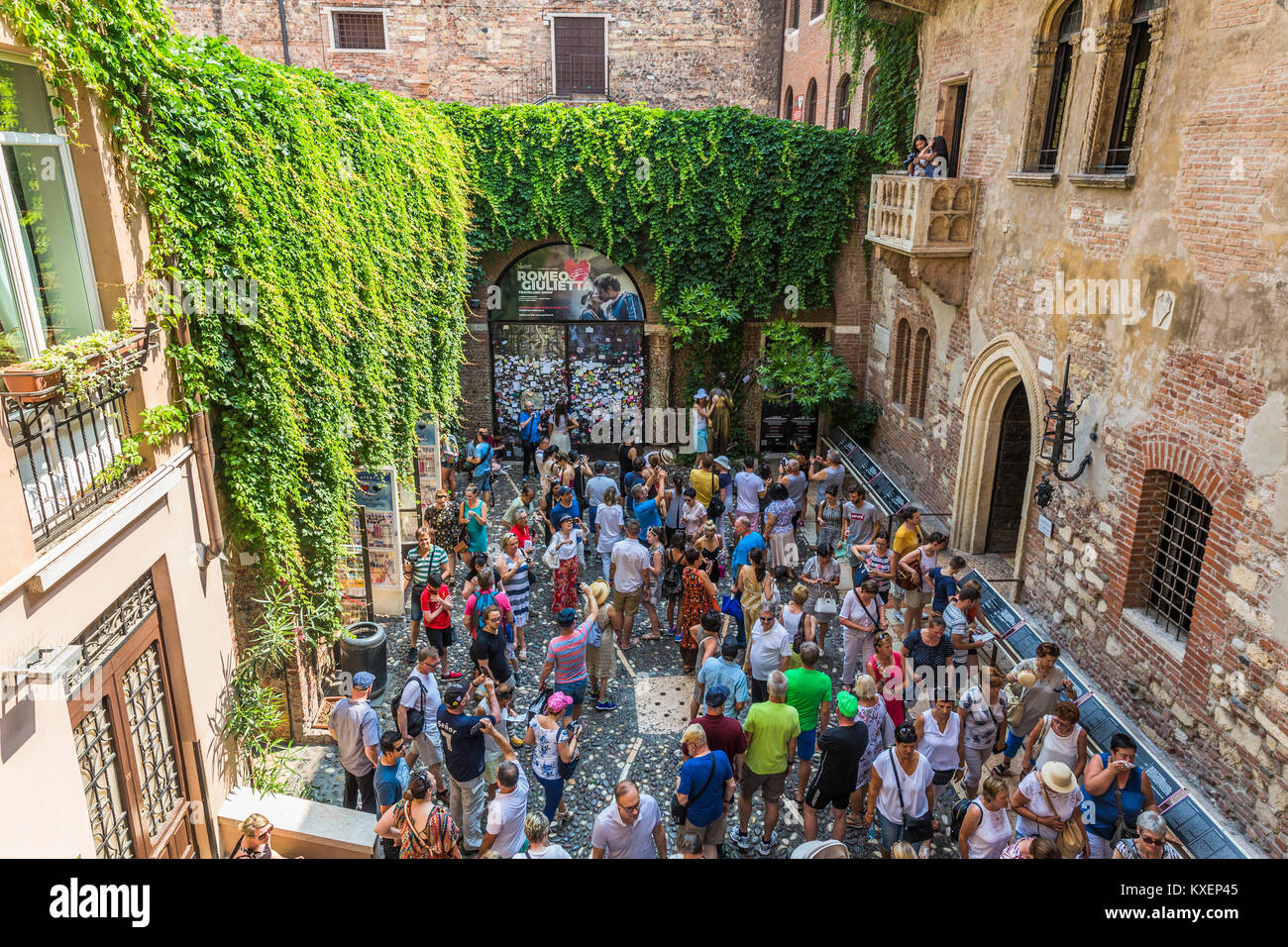 Tourists in the courtyard, House of Julia, Casa di Giulieta, Via Cappello, Verona, Veneto, Italy Stock Photo