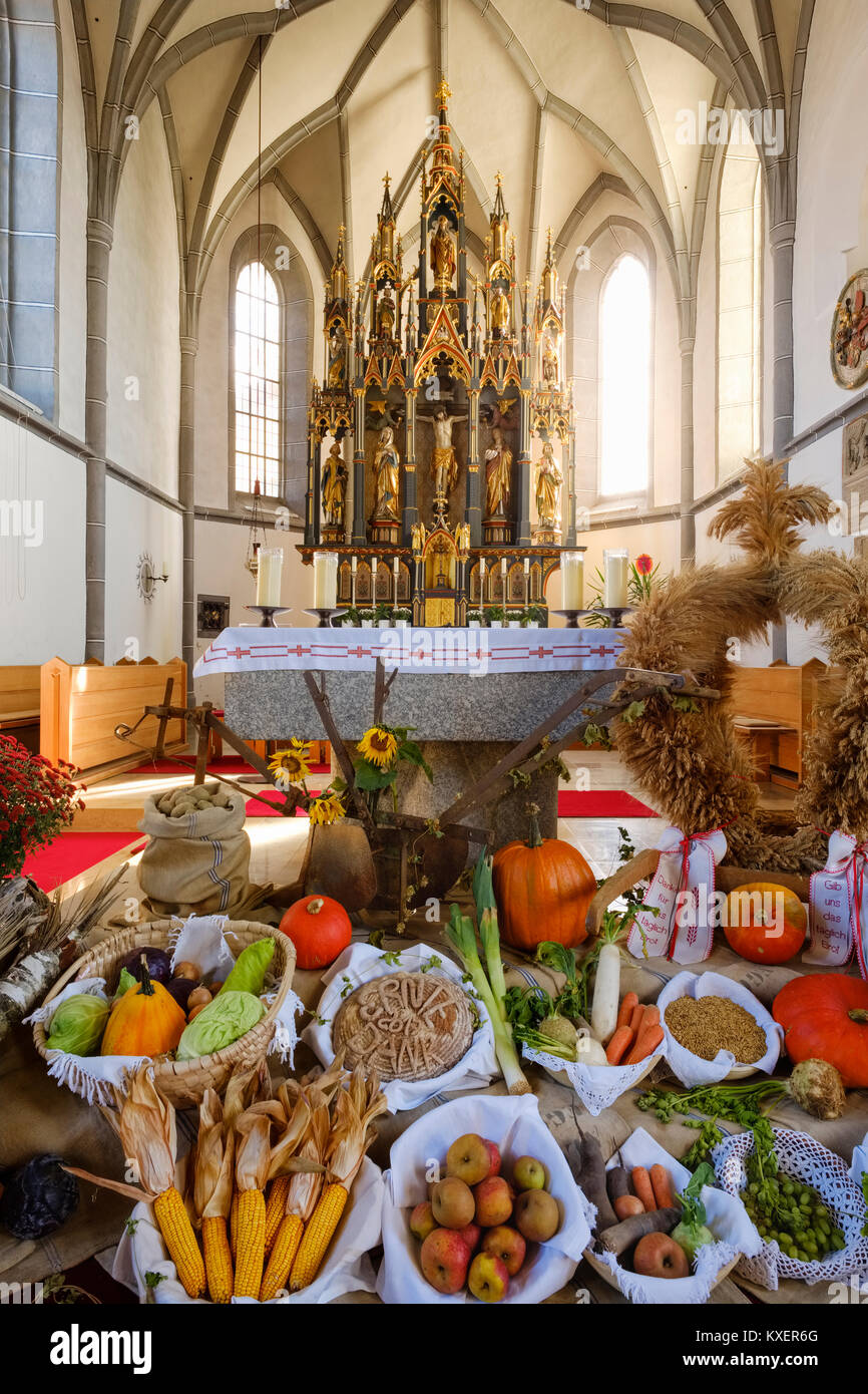 Geschmückter Altar zu Ermtedank, Pfarrkirche St. Blasius, Kellberg bei Thyrnau, Bayerischer Wald, Niederbayern, Bayern, Deutschland Stock Photo