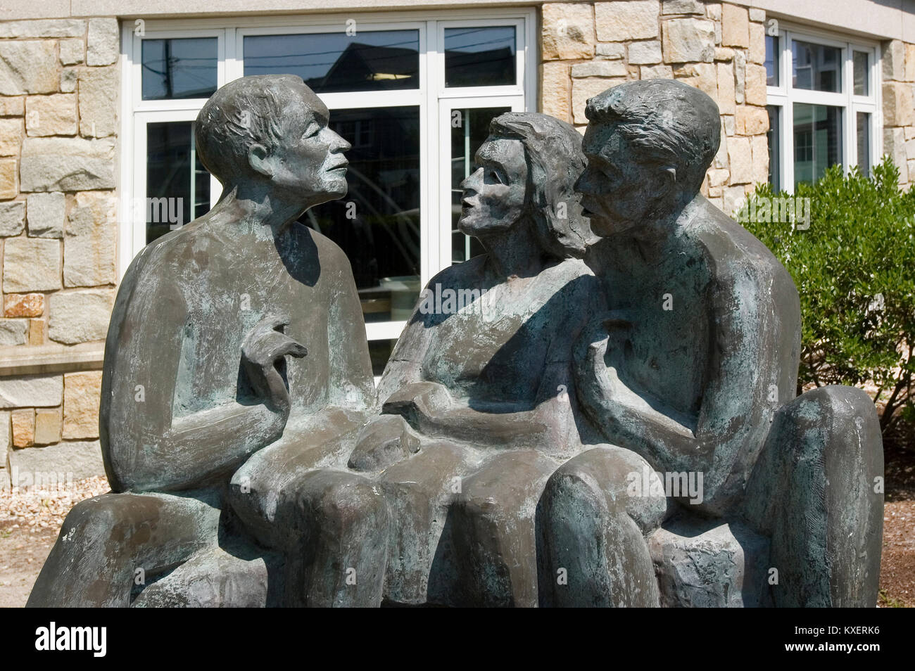 Woods Hole, Falmouth, Massachusetts.  A sculpture titled 'three scientists' fronts the Marine Biological Institute, Cape Cod, USA Stock Photo
