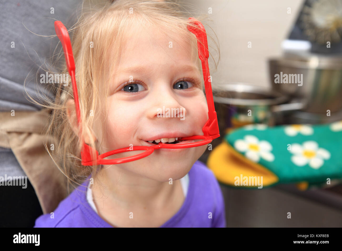 Portrait girl glasses smiling hires stock photography and images Alamy