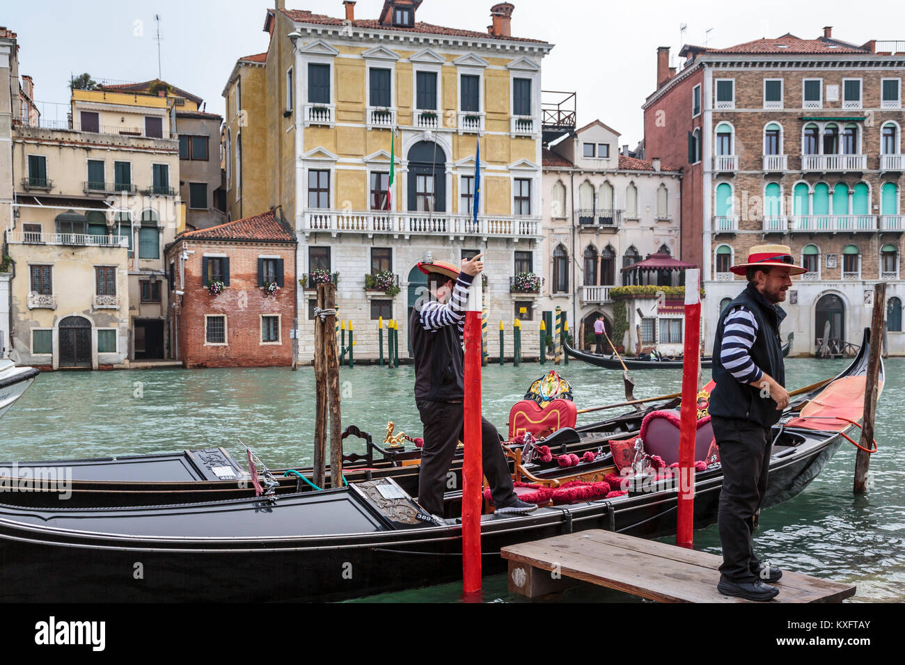 Venice canal scene gondolas hi-res stock photography and images - Alamy
