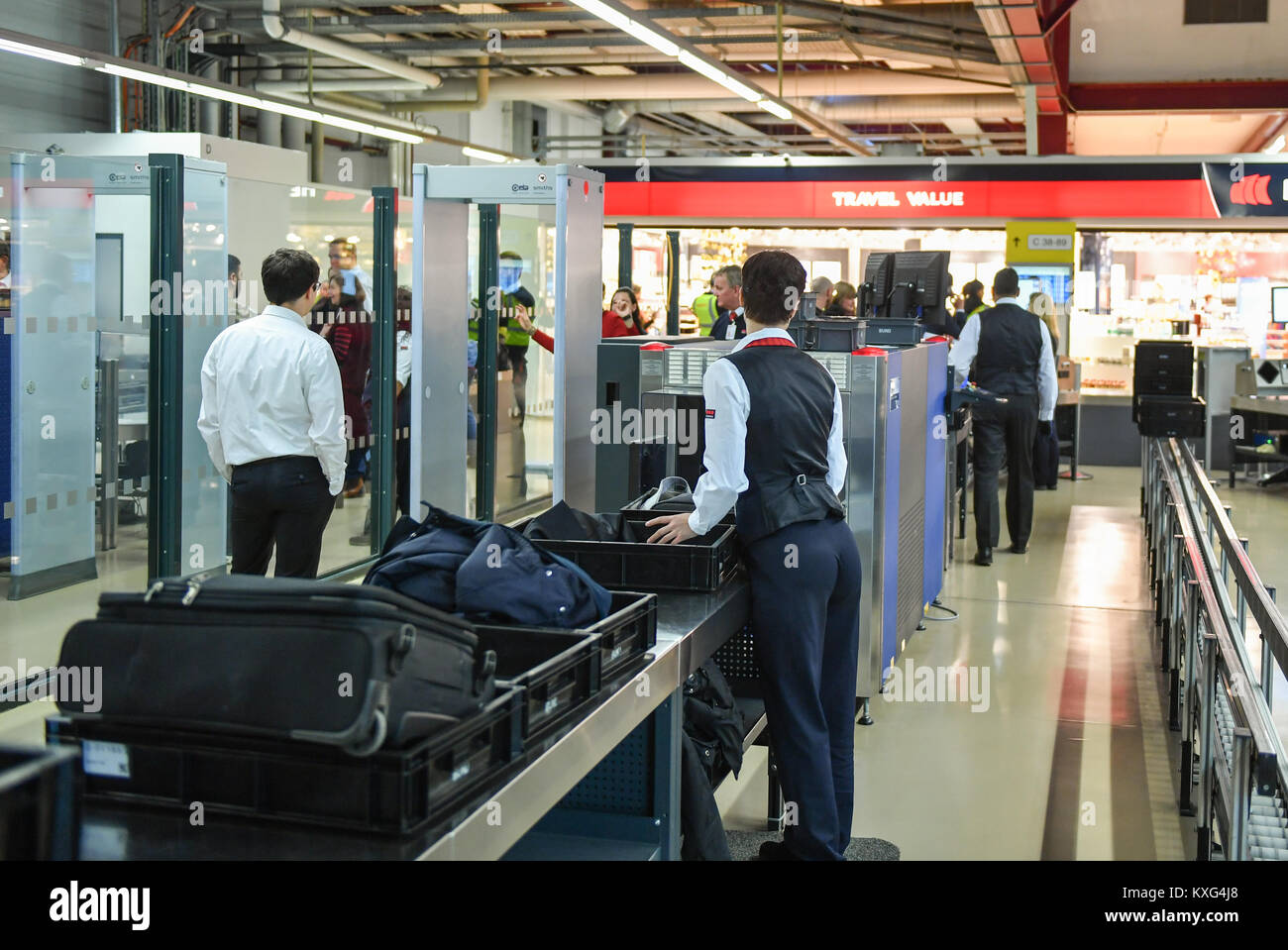 Berlin, Germany. 05th Jan, 2018. Passengers and the luggage are