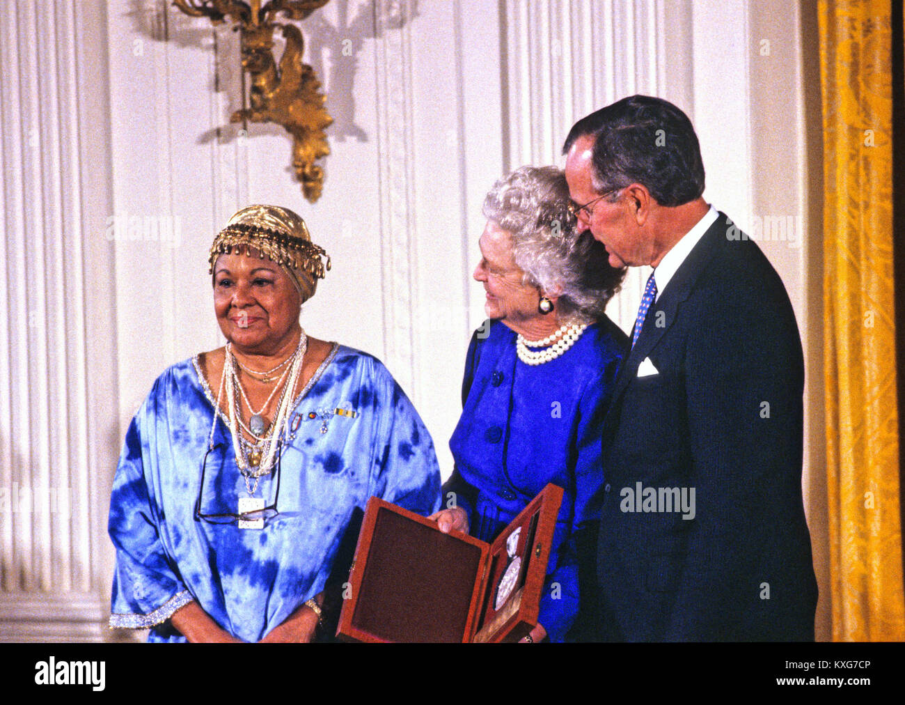 Washington, District of Columbia, USA. 17th Nov, 1989. United States President George H.W. Bush and first lady Barbara Bush present the National Medal of Arts to American dancer and choreographer Katherine Dunham during a ceremony in the East Room of the White House in Washington, DC on November 19, 1989. Credit: Ron Sachs/CNP Credit: Ron Sachs/CNP/ZUMA Wire/Alamy Live News Stock Photo