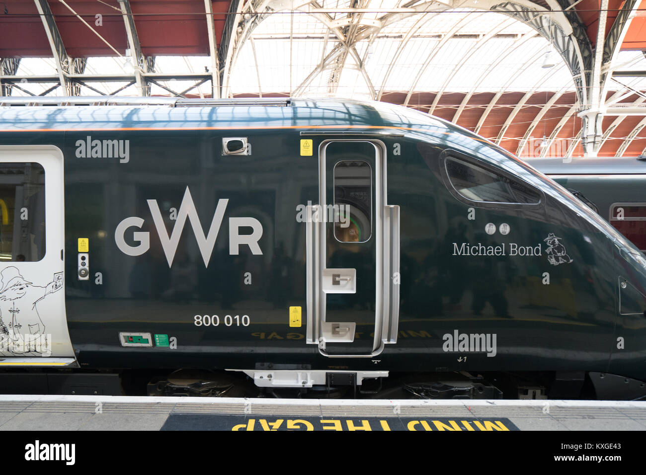 London, UK. 10 January 2018. A GWR train, which is to be named Michael Bond, the author of Paddington Bear, pulls into Paddington station. The name was unveiled by his daughter Karen Jankel in Paddington railway station. Photo: Roger Garfield/Alamy Stock Photo