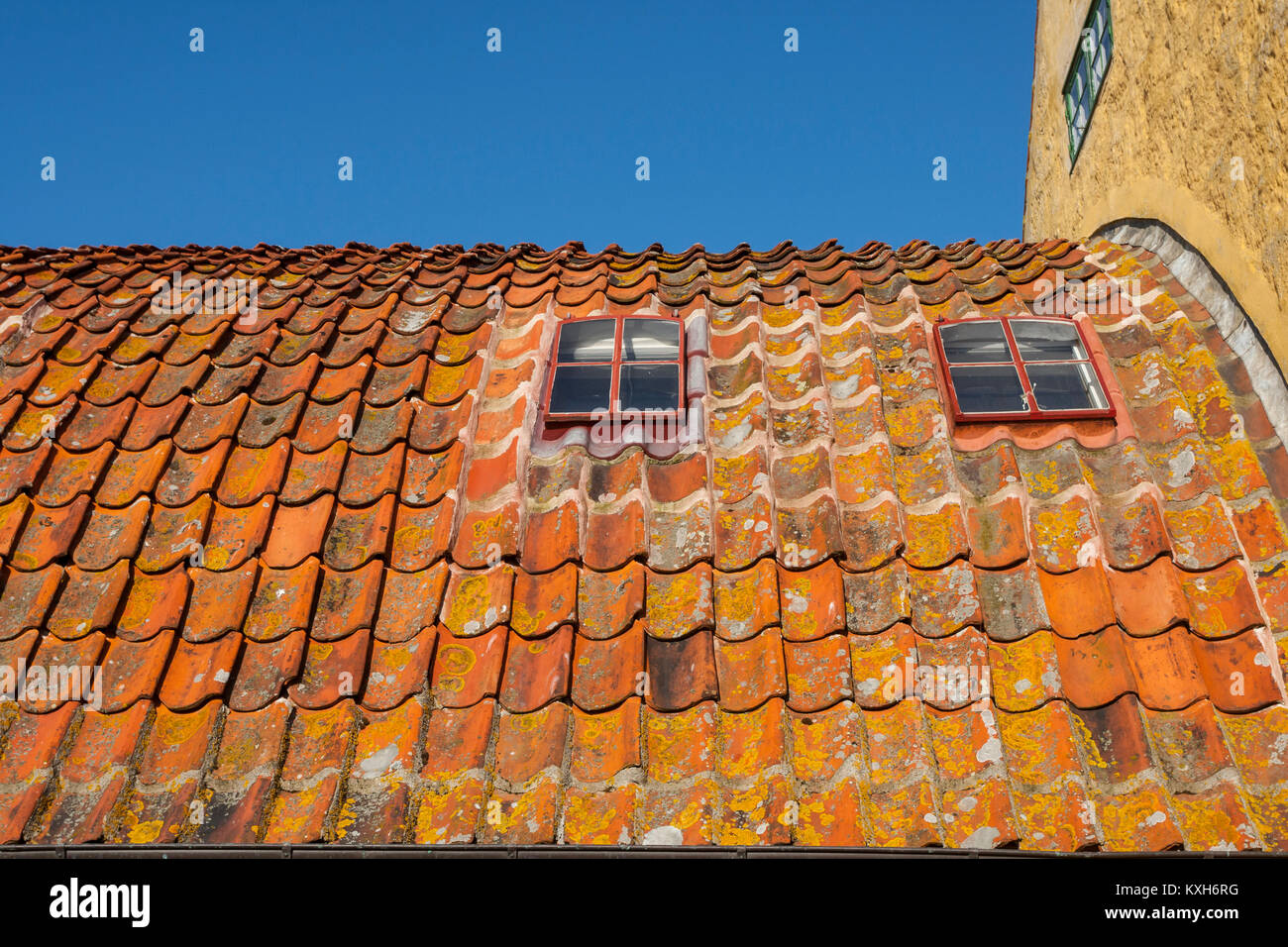 Curved roof with red tiles on the Bohlendachhuset, Christiansø, Ertholmene,  Bornholm, Denmark Stock Photo - Alamy