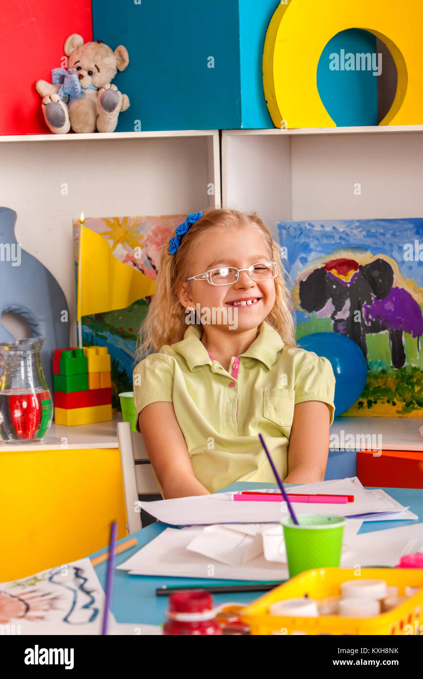 Small students boy painting hi-res stock photography and images - Alamy