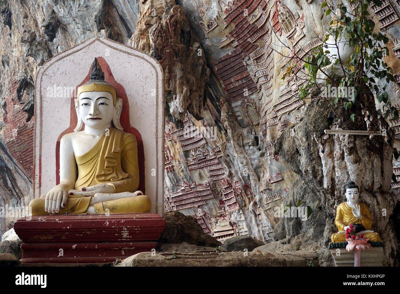 HPA AN, MYANMAR - CIRCA APRIL 2017 Two seated Buddhas in Kaw Goon cave Stock Photo