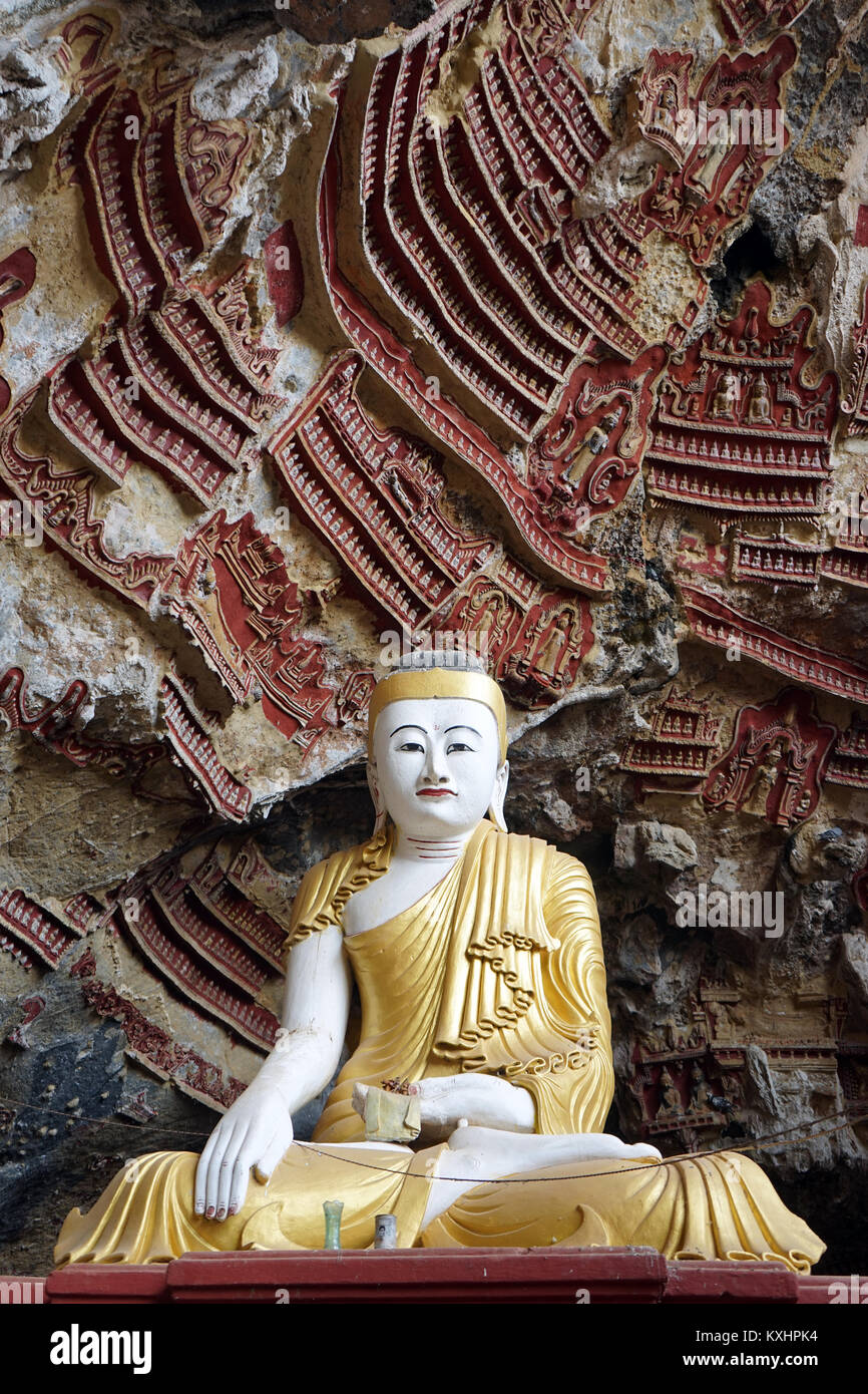 HPA AN, MYANMAR - CIRCA APRIL 2017 Buddhas in Kaw Goon cave Stock Photo