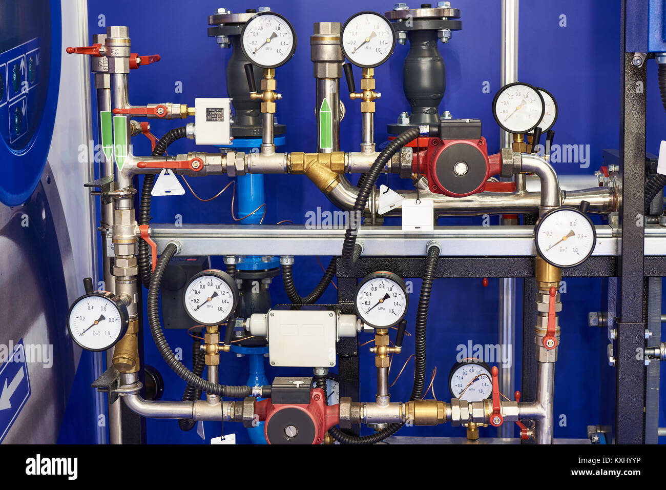 Industrial installation with pipes with pressure sensors and valves