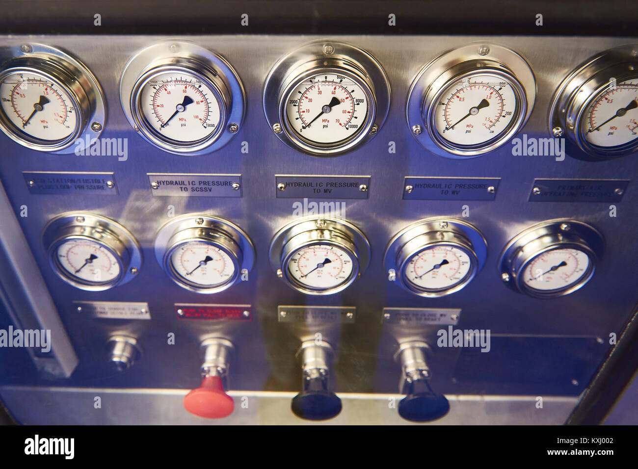 Manometers in liquid for measuring pressure in the hydraulic system
