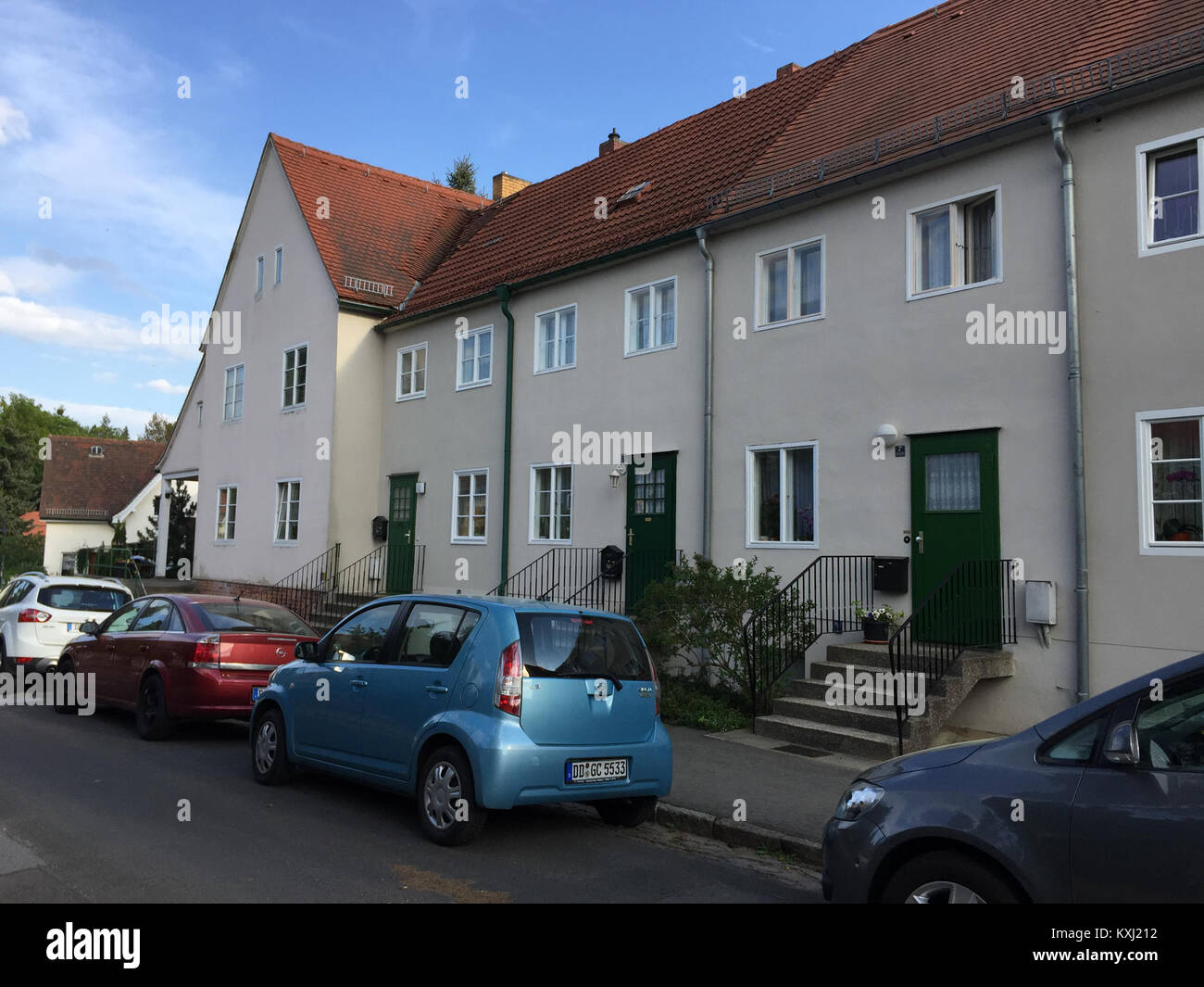 The image shows the buildings at Am Schänkenberg 1-7 in Hellerau ...