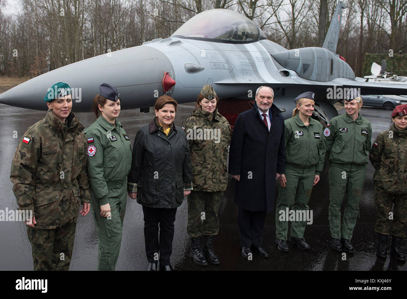 B. Szydło i A. Macierewicz z kobietami pilotującymi wojskowe samoloty i śmigłowce, Mińsk Mazowiecki, 8 marca 2016 Stock Photo