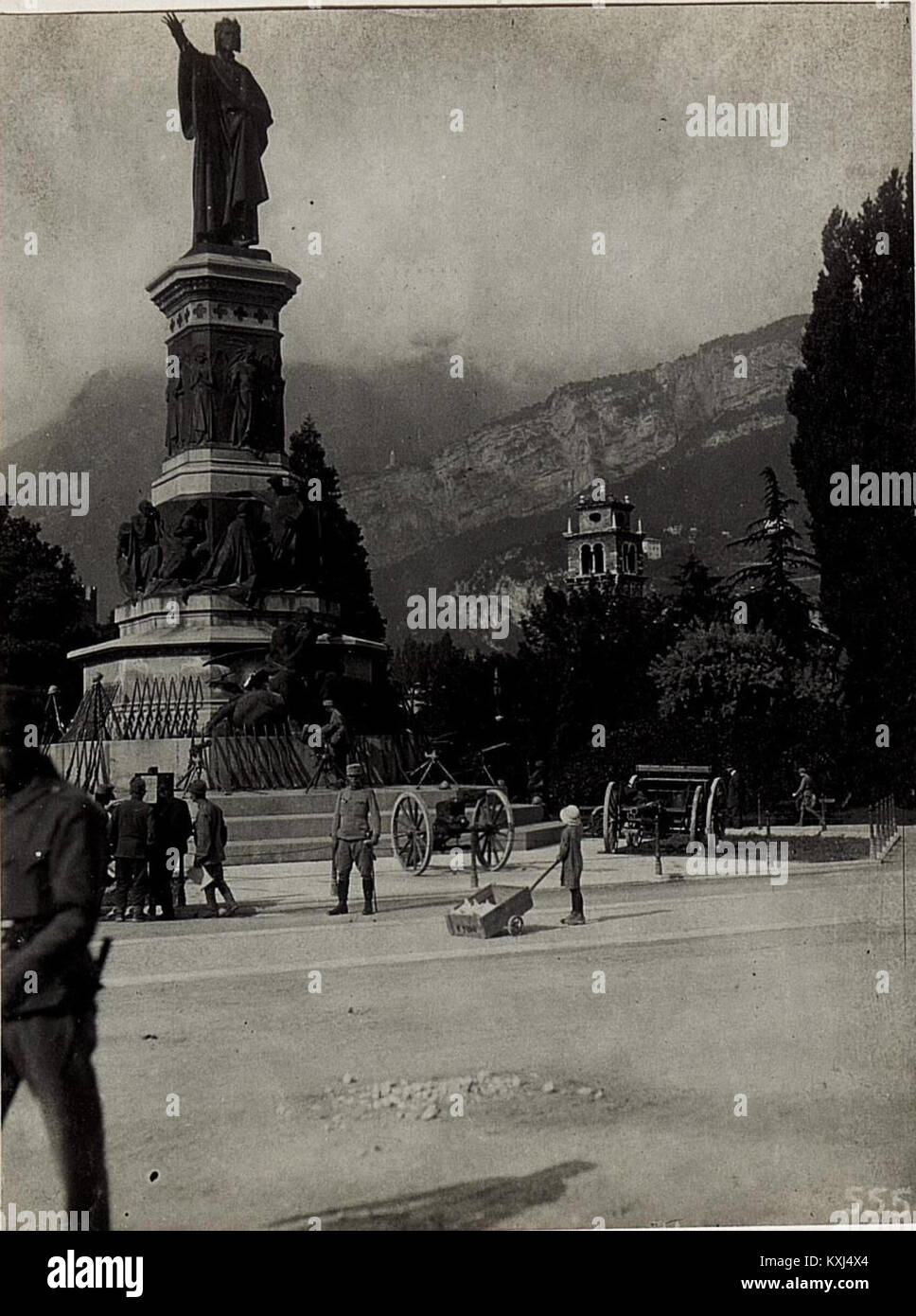Am 20. Mai 1916 erbeutete italienische Geschütze vor dem Dante Denkmal in Trient. (BildID 15580932) Stock Photo