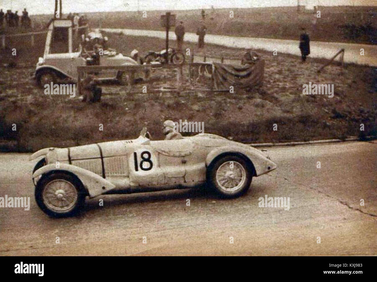 André Morel et René Le Bègue, vainqueurs des 12 Heures de Montlhéry 1938 sur Talbot Lago T26 (première Coupe Olazur) Stock Photo