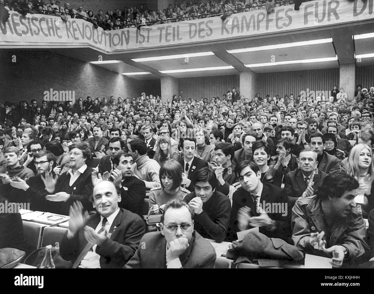 View into the crowded Auditorium Maximum of the Technische Universität in Berlin on February 17,1968 during the 'International Vietnam Conference'. Almost 3,000 people accepted the invitation of the Socialist German Student Union (SDS) and numerous left-wing socialist youth organizations. In the crowded Auditorium Maximum, the predominantly student audience gathered in front of a large Vietkong flag. Hundreds of participants had settled down in front of the hall due to a lack of space. | usage worldwide Stock Photo