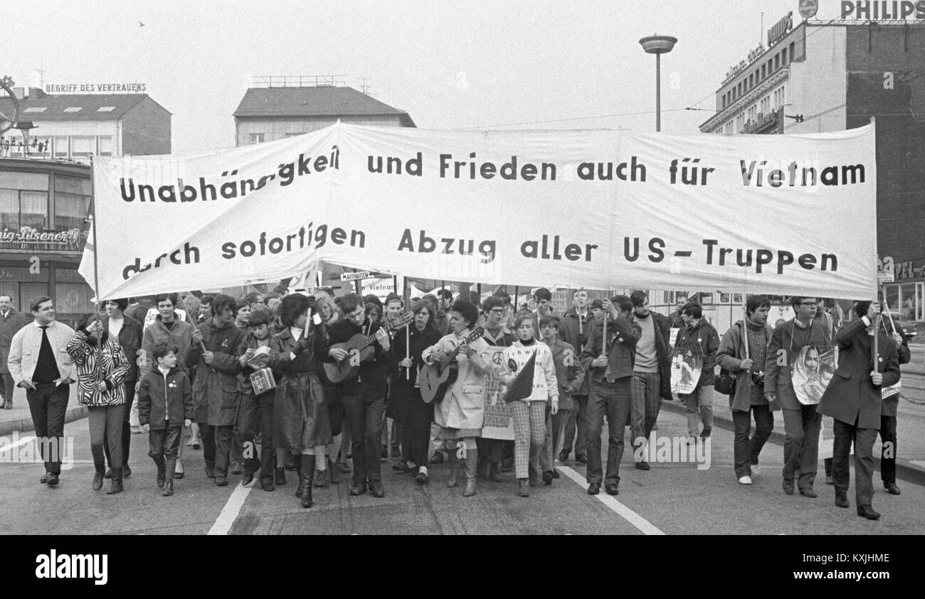 About 1,500 participants start the Easter March from Duisburg to Oberhausen on 13 April in 1968. They present banners, here saying 'Independence and peace for Vietnam by immediate withdrawal of US troops'. | usage worldwide Stock Photo