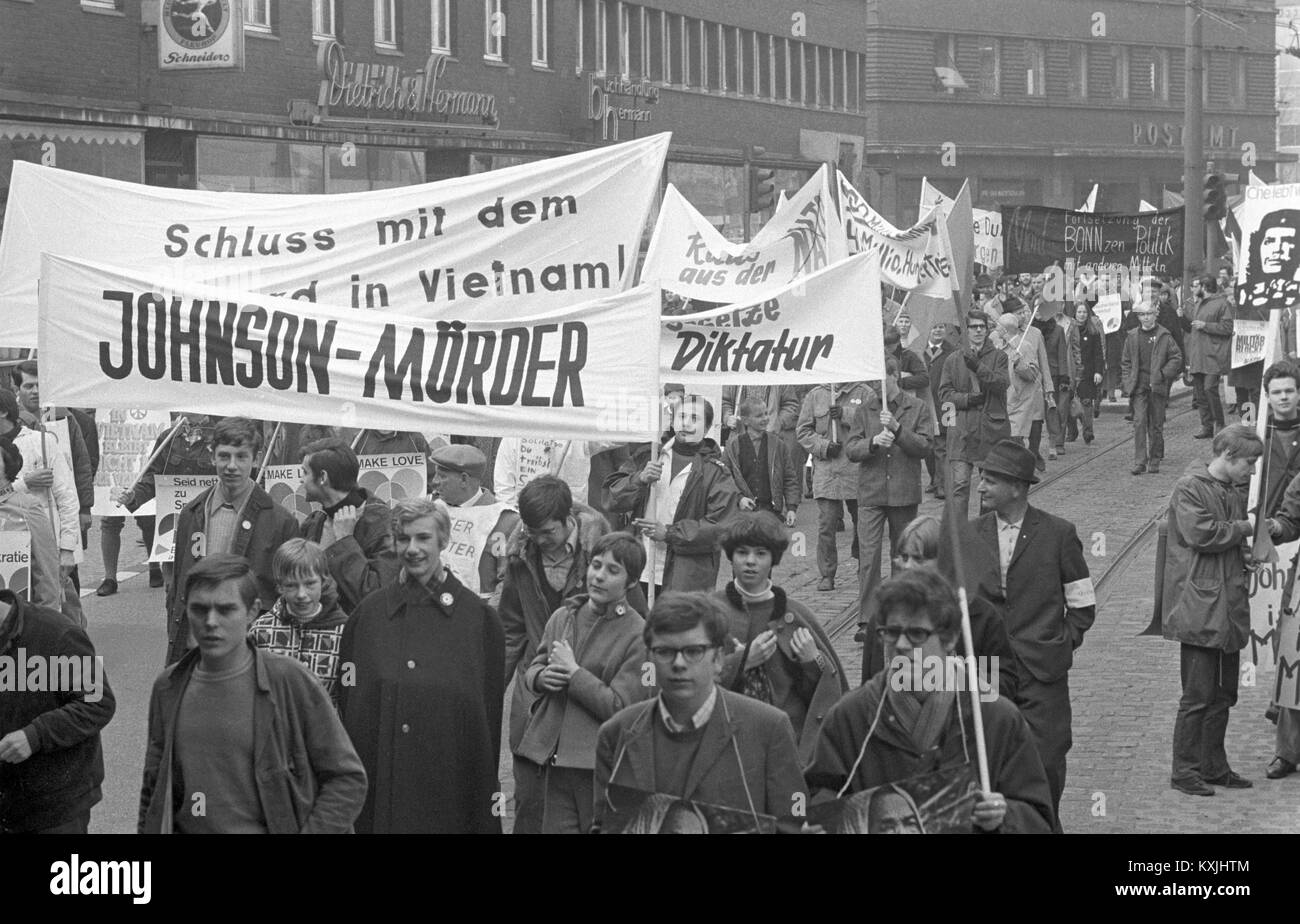 About 1,500 participants start the Easter March from Duisburg to Oberhausen on 13 April in 1968. They present banners, here saying 'Stop Vietnam War' and 'Johnson - Murderer'. | usage worldwide Stock Photo