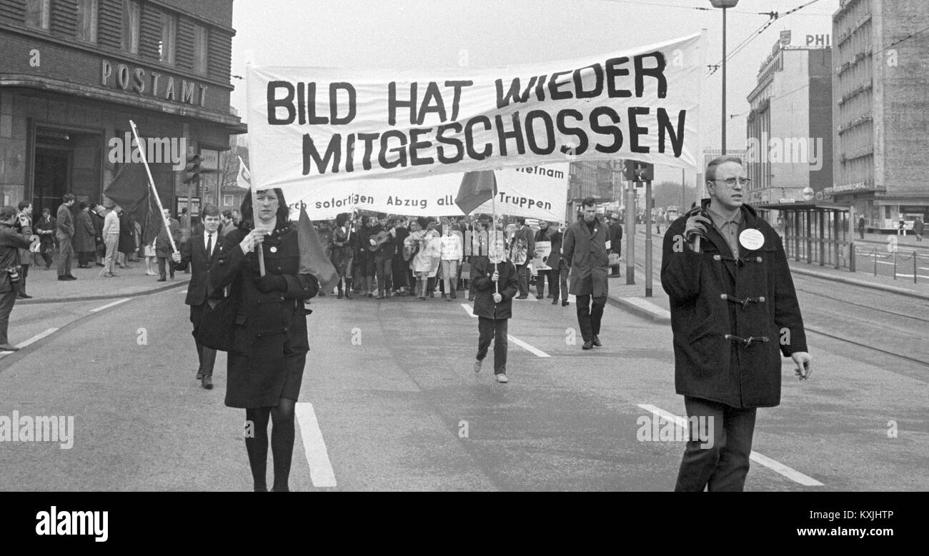 About 1,500 participants start the Easter March from Duisburg to Oberhausen on 13 April in 1968. They present banners, here translated as 'BILD has joined shooting again'. | usage worldwide Stock Photo