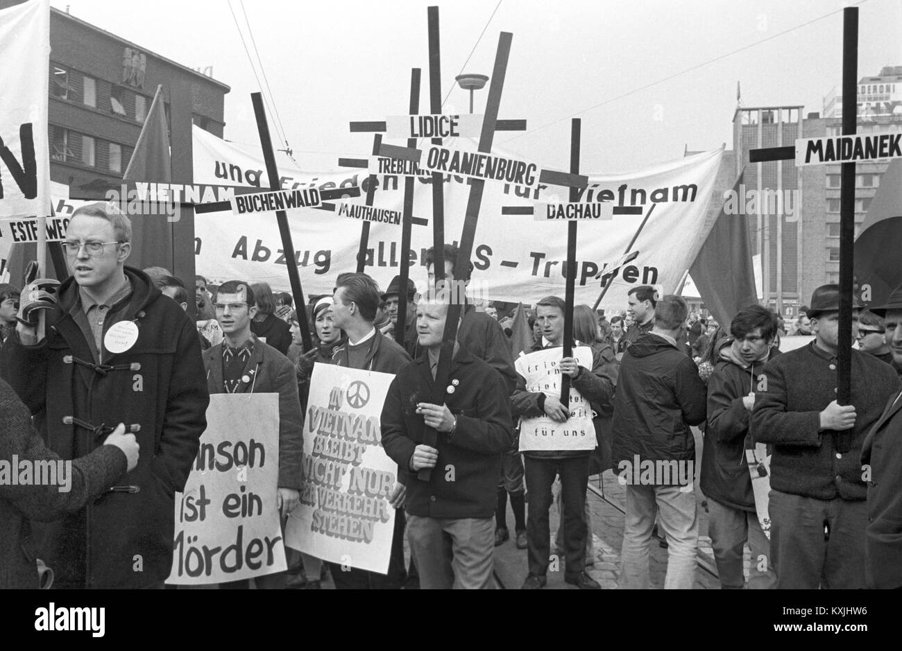 About 1,500 participants start the Easter March from Duisburg to Oberhausen on 13 April in 1968. They present banners. | usage worldwide Stock Photo