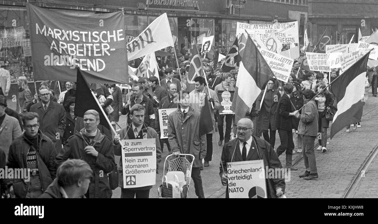 About 1,500 participants start the Easter March from Duisburg to Oberhausen on 13 April in 1968. They present banners, here saying 'Independence and peace for Vietnam'. | usage worldwide Stock Photo