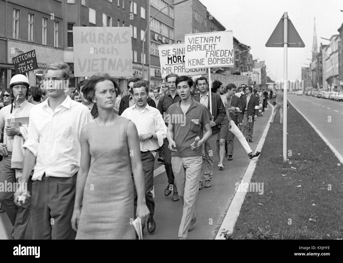 About 1,000 young people participate in a Vietnam demonstration organised by the Socialist Youth Germany 'Die Falken' on 26 June 1967. | usage worldwide Stock Photo