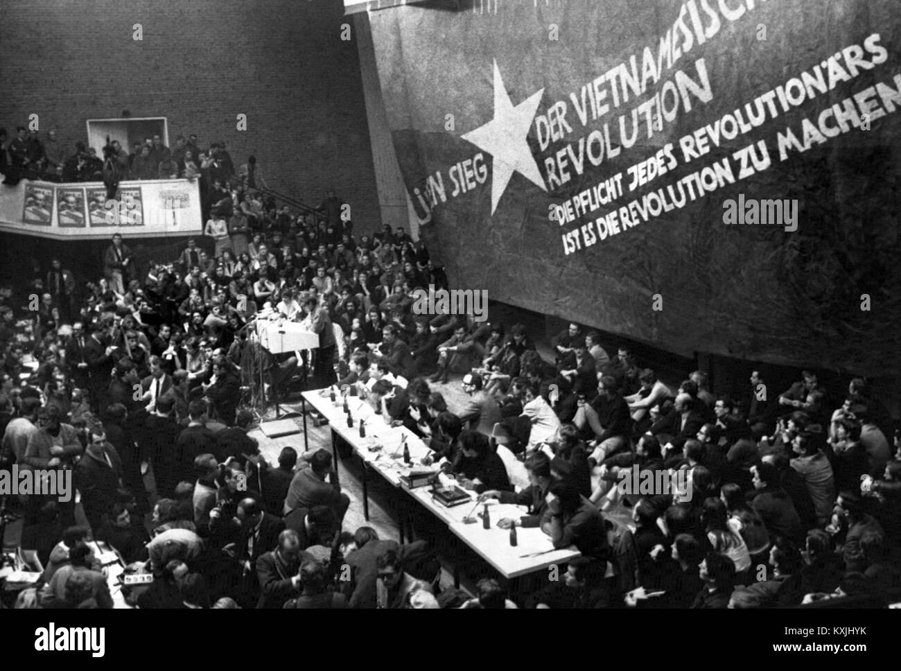 View into the crowded Auditorium Maximum of the Technische Universität in Berlin on February 17,1968 during the 'International Vietnam Conference'. Almost 3,000 people accepted the invitation of the Socialist German Student Union (SDS) and numerous left-wing socialist youth organizations. In the crowded Auditorium Maximum, the predominantly student audience gathered in front of a large Vietkong flag with the slogans 'For the Victory of the Vietnamese Revolution' and 'The duty of every revolutionary is to make revolution'. | usage worldwide Stock Photo
