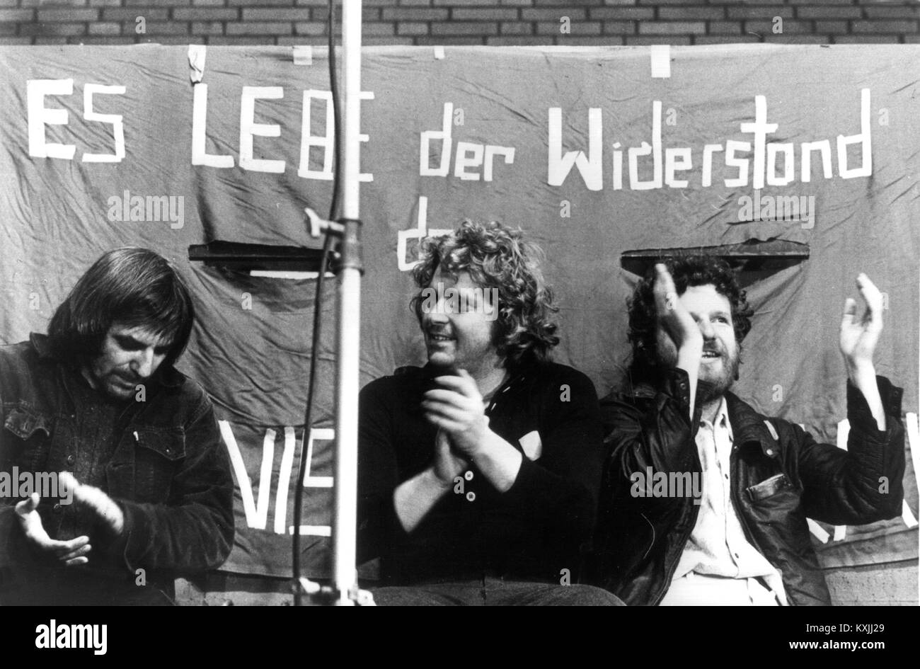 (L-r): Rudi Dutschke, Daniel Cohn-Bendit and Walter Mossmann protest against death sentences in Spain on 19 October 1975 in Offenbach. Writing in background says 'May Resistance Live'. | usage worldwide Stock Photo