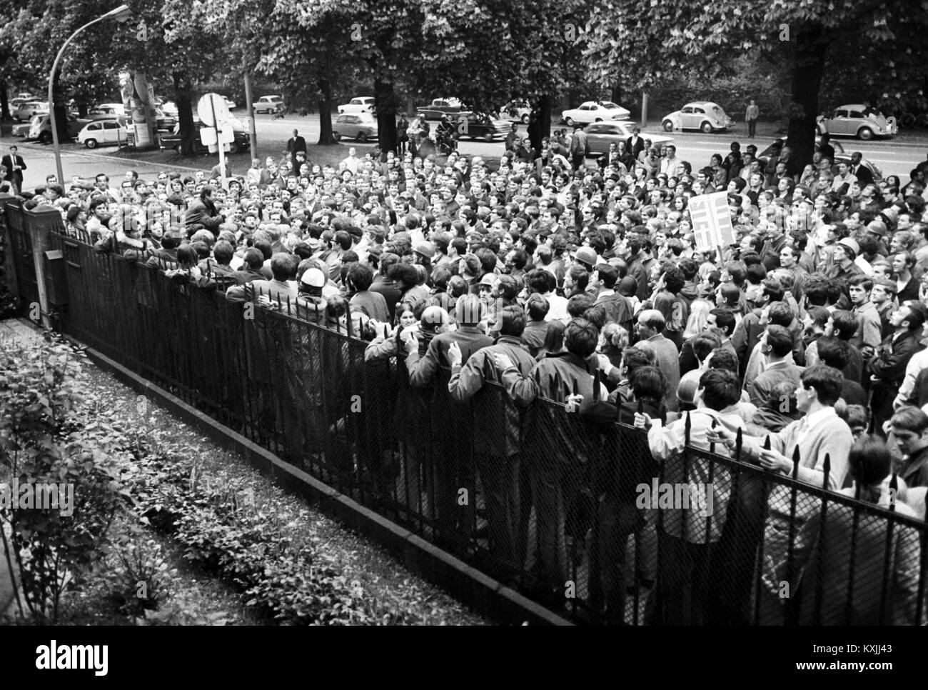 Students from Frankfurt try to enter the garden of the French consulate general on 06 May 1968. About 1,500 students gathered in front of the consulate to declare their solidarity with their French fellow students, who demonstrated against the closing of Sorbonne University on the same day. | usage worldwide Stock Photo