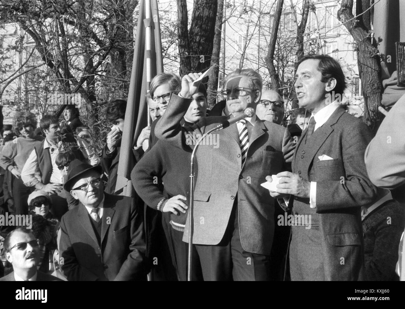 The main speaker of the Easter March rally, Prof. Dr. Gustav Heckermann (center), to the right actor Hans Clarin, during the traditional Easter march in Munich on 15 April 1968. | usage worldwide Stock Photo