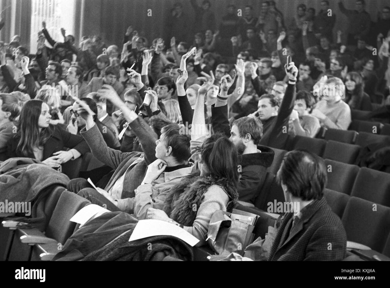 View into the Auditorium Maximum of Free University Berlin during a voting on 13 October 1969. About 400 students of the Philosophic Faculty decided on an unlimited strike. | usage worldwide Stock Photo