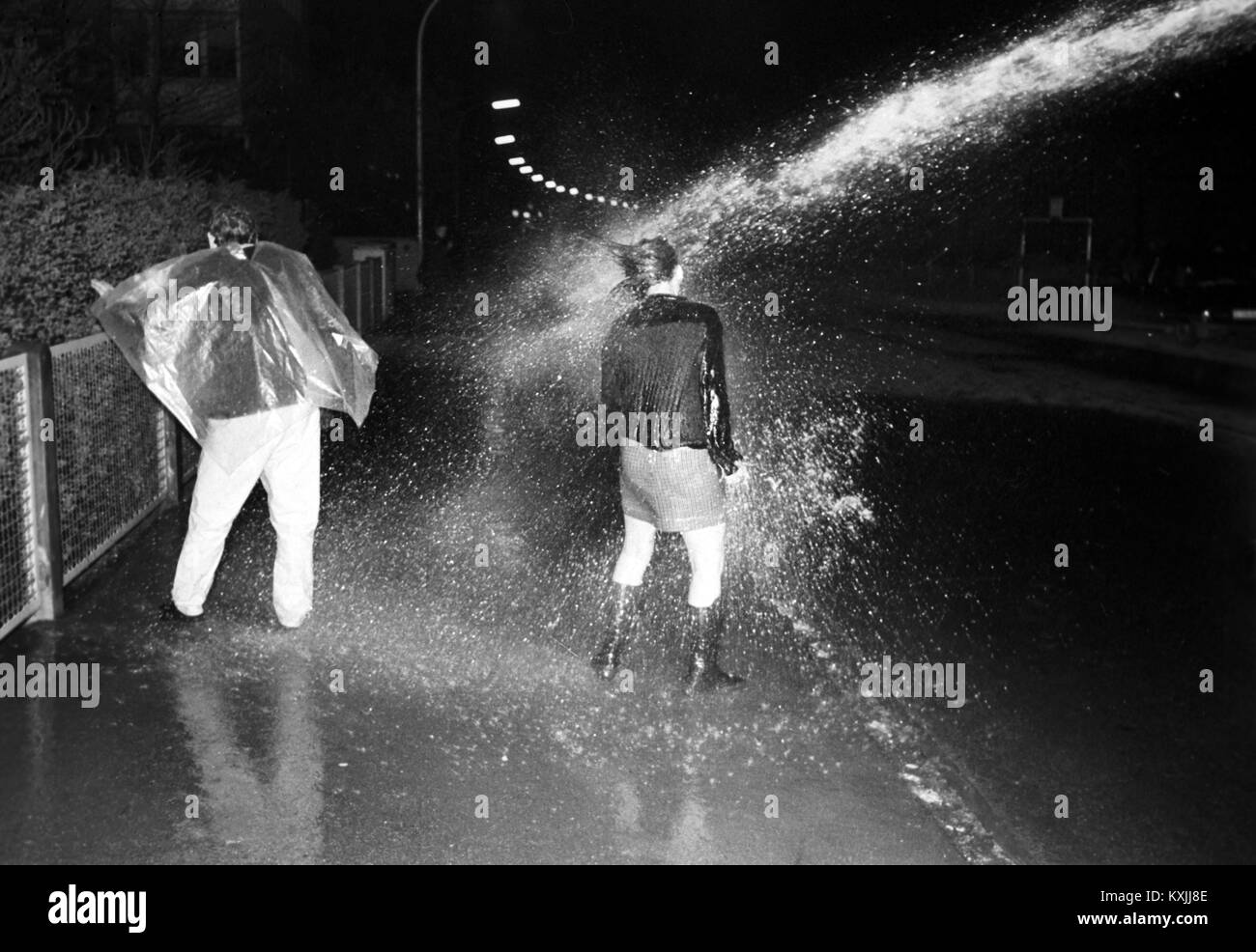 The stream of a water gun hits a demonstrator. There were again demonstrations against the delivery of the BILD newspaper on the evening of Easter Sunday, 15 April 1968. | usage worldwide Stock Photo