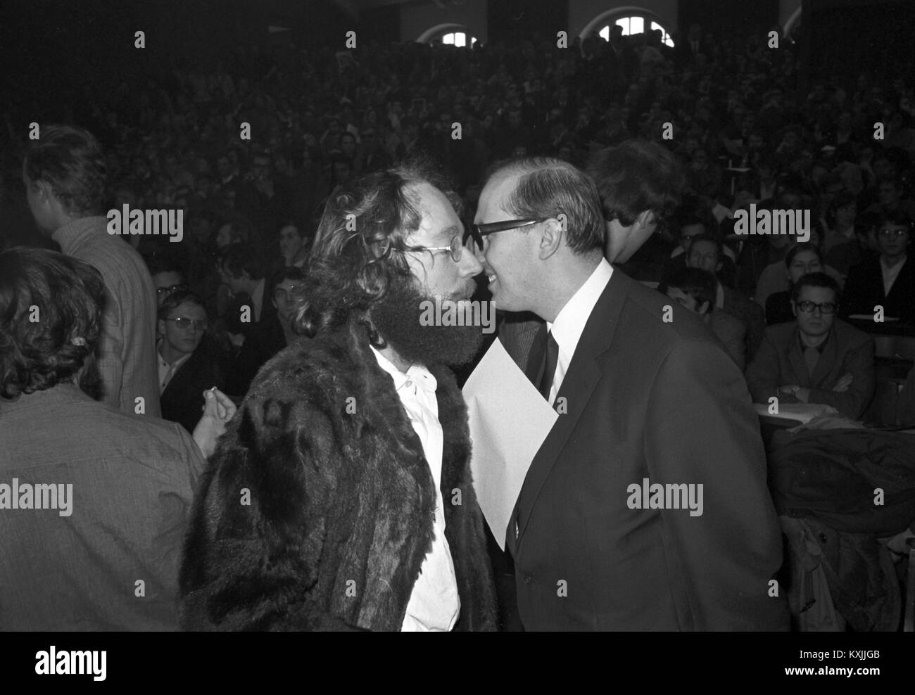 The communard Fritz Teufel (l) and lawyer Horst Mahler (r) in the overcrowded lecture hall of Munich University during a Teach-In on 08 November 1968. | usage worldwide Stock Photo