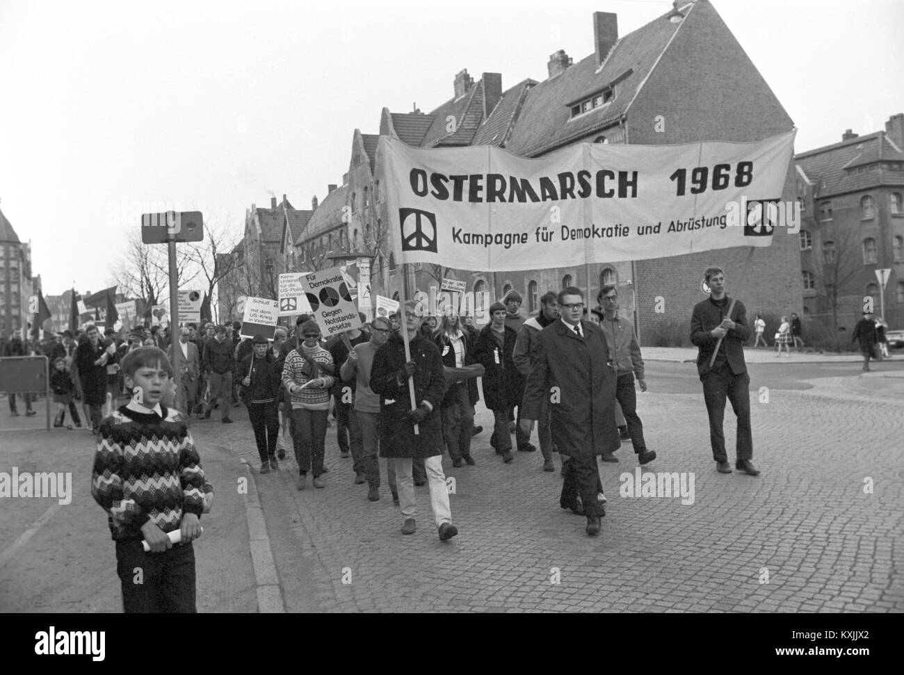 Participants of the Easter March in Kiel on their way to the final rally on 14 April 1968. | usage worldwide Stock Photo