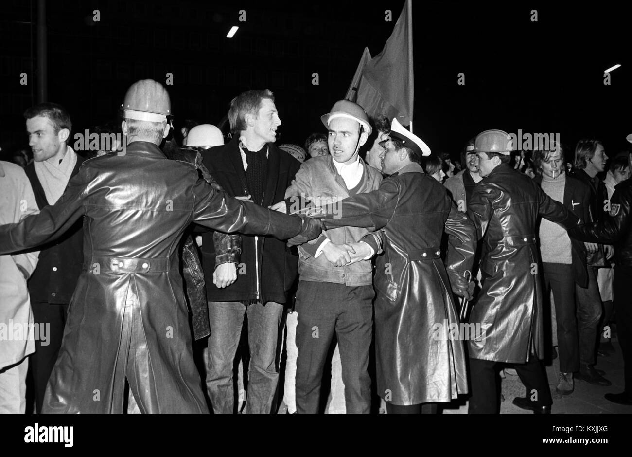 Police try to push students aside in front of the Police Headquarters on 15 April 1968. Students had gathered in the Auditiorium Maxium of the University of Hamburg after a demonstration at Springer Publishing House went to the Police Headquarters to demand the release of fellow students. | usage worldwide Stock Photo