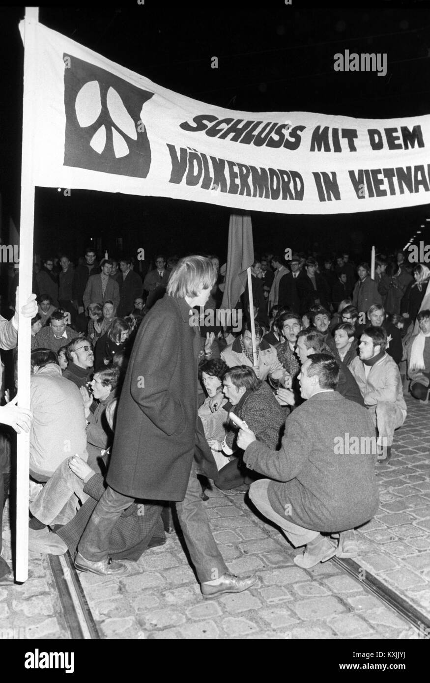 About 2,500 people demonstrate against Vietnam War in Munich on 15 March 1968. | usage worldwide Stock Photo